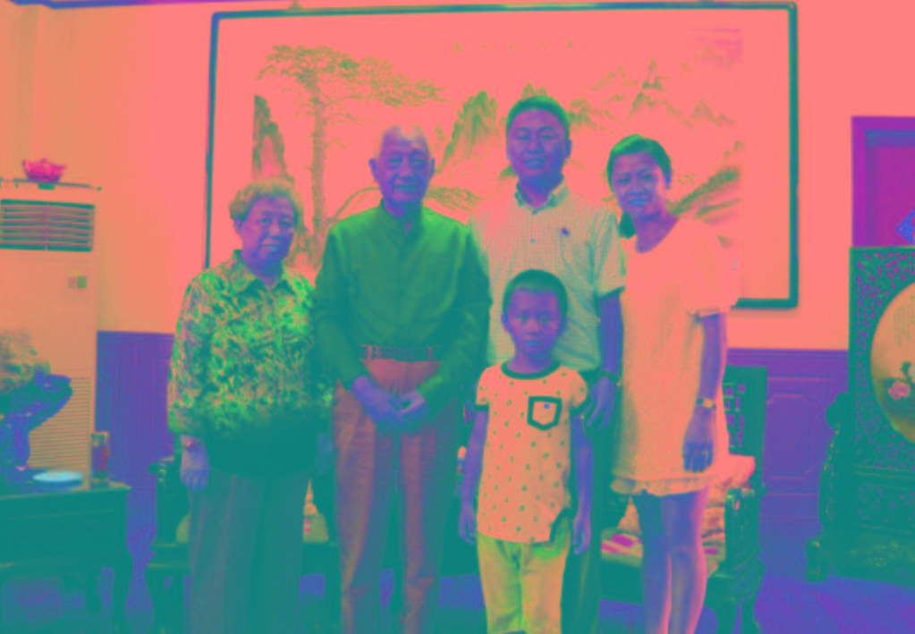 與原南京軍區(qū)政委方祖岐上將夫婦合影留念。